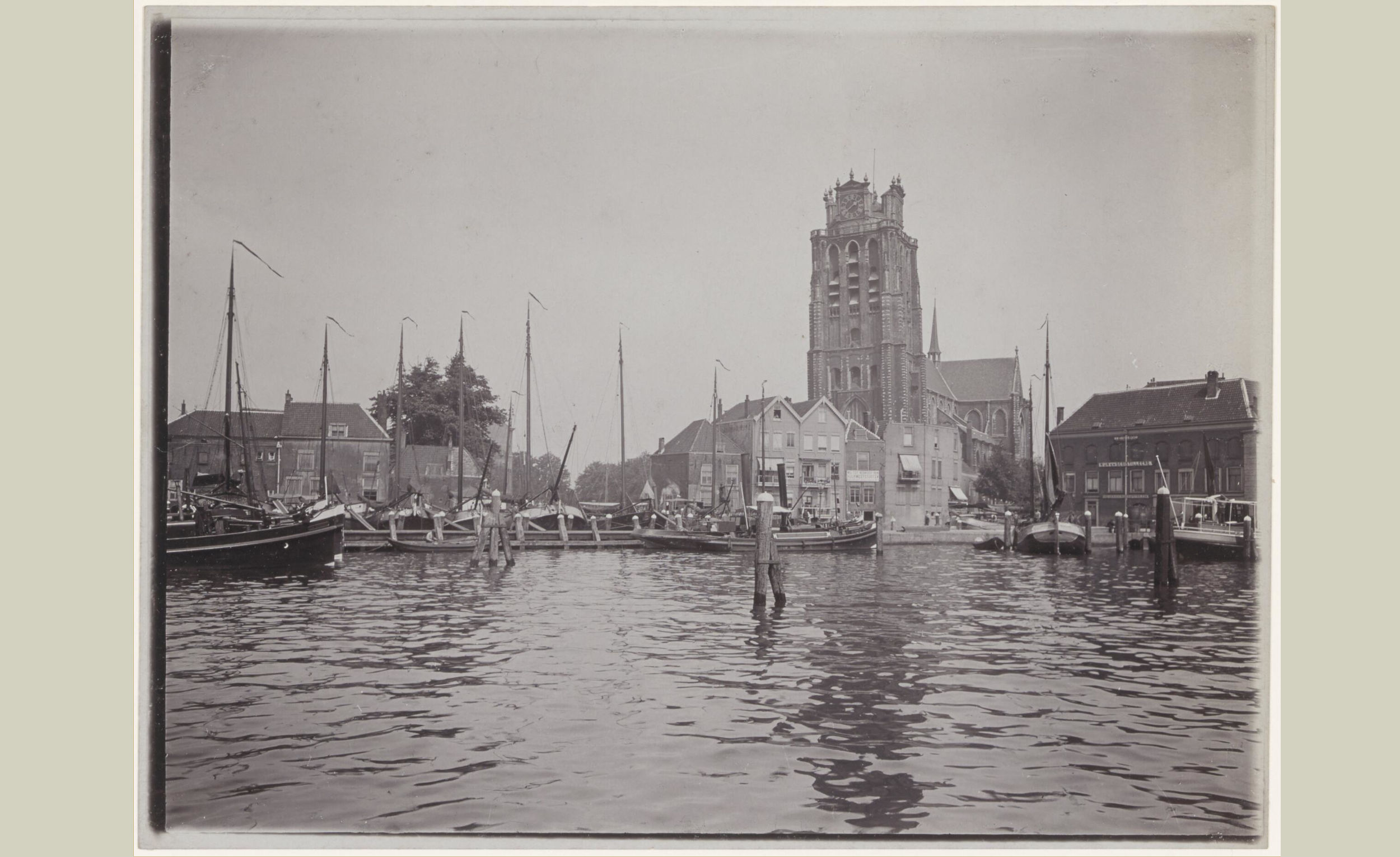 De foto uit de Beeldbank dateert uit ongeveer dezelfde tijd als de ets van Osborne. Van links naar rechts zijn te zien de Mazelaarsstraat met het zakkendragershuisje, de Korte Geldersekade, Grote Kerk en Bomkade